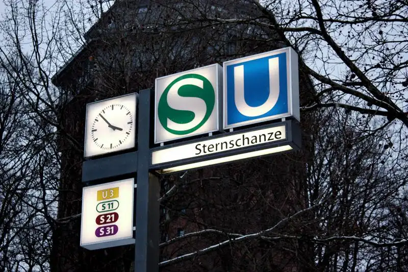 Hamburger Sternschanze im Winter — belebte Straßen im Kiez