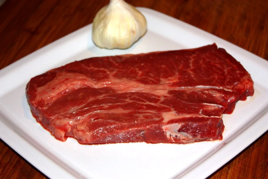 Nackensteak roh von oben — marmorierte Fleischstruktur sichtbar