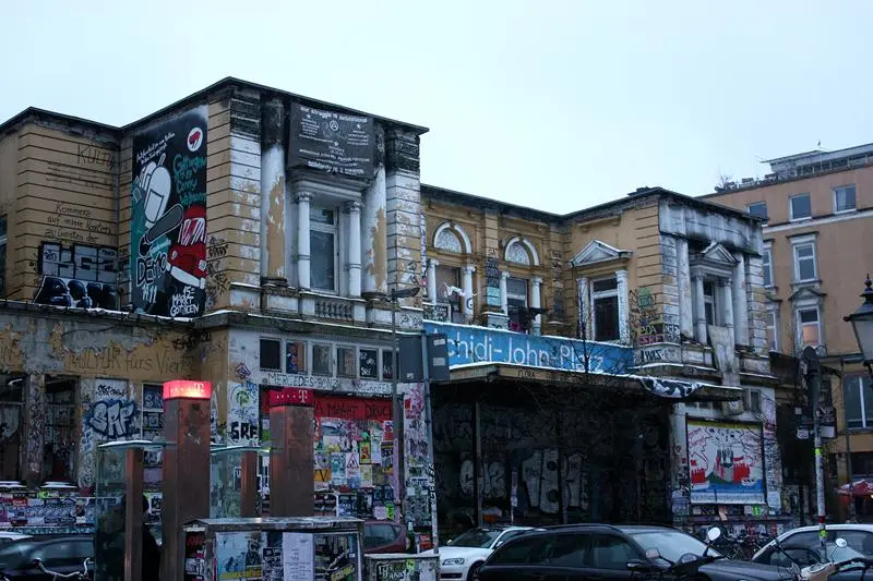 Die Rote Flora in Hamburg-Sternschanze, ikonisches besetztes Haus