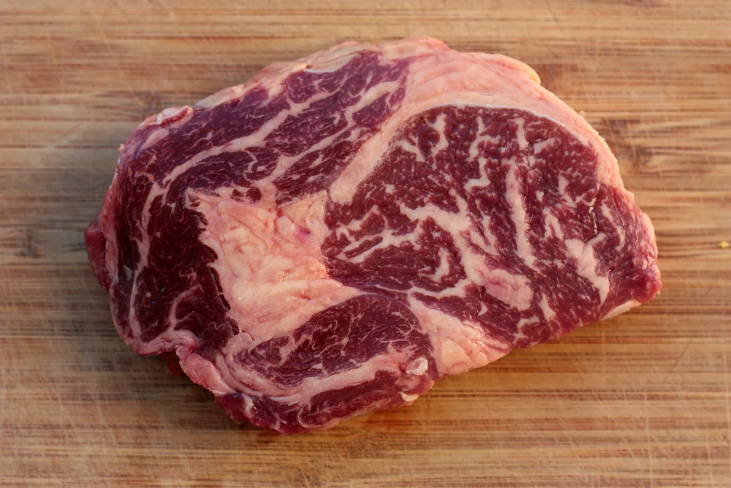 Rohes Steak auf Holzbrett als Kategorieanker