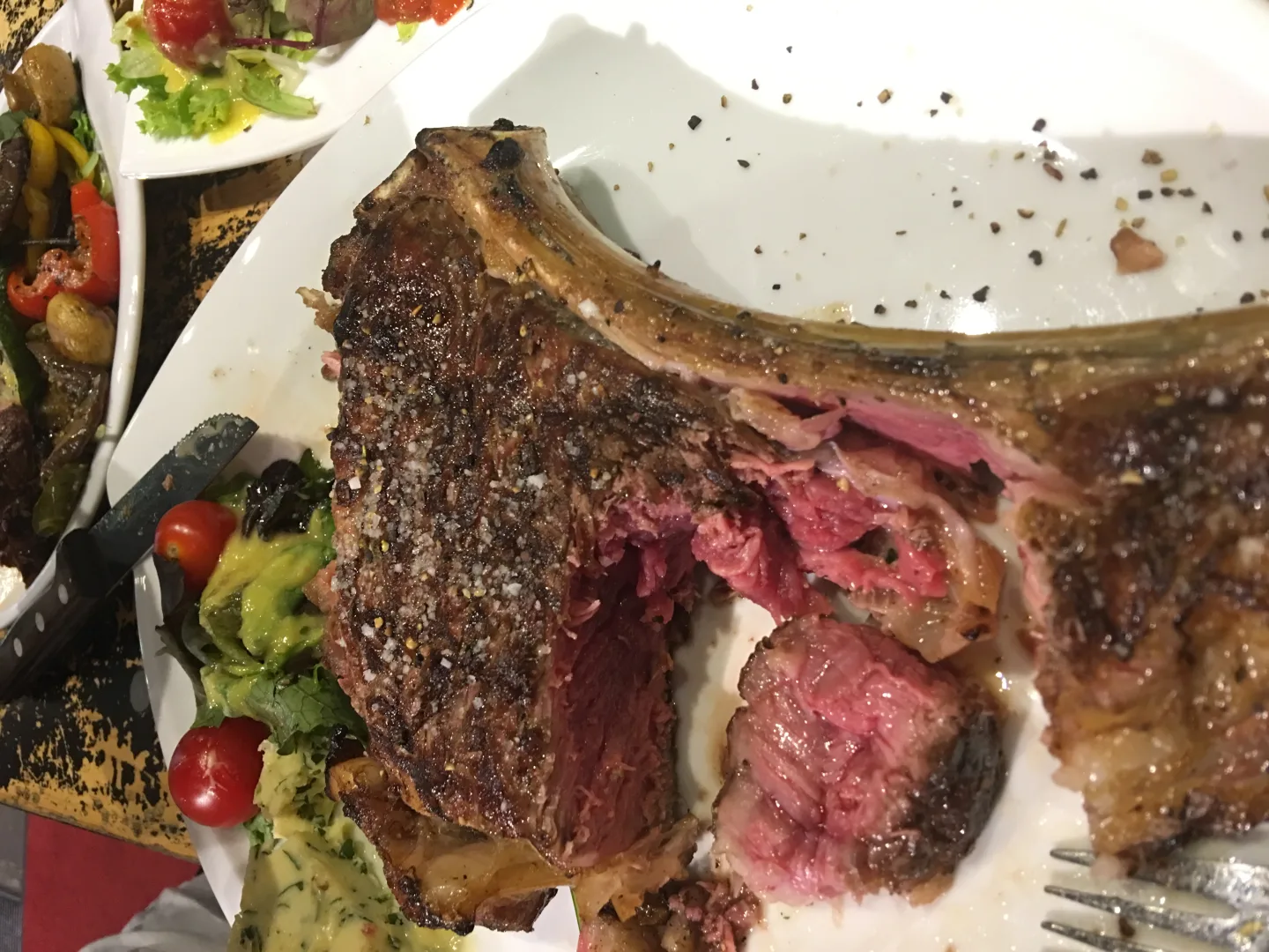Nahaufnahme Steak-Anschnitt medium rare mit sichtbarer Marmorierung