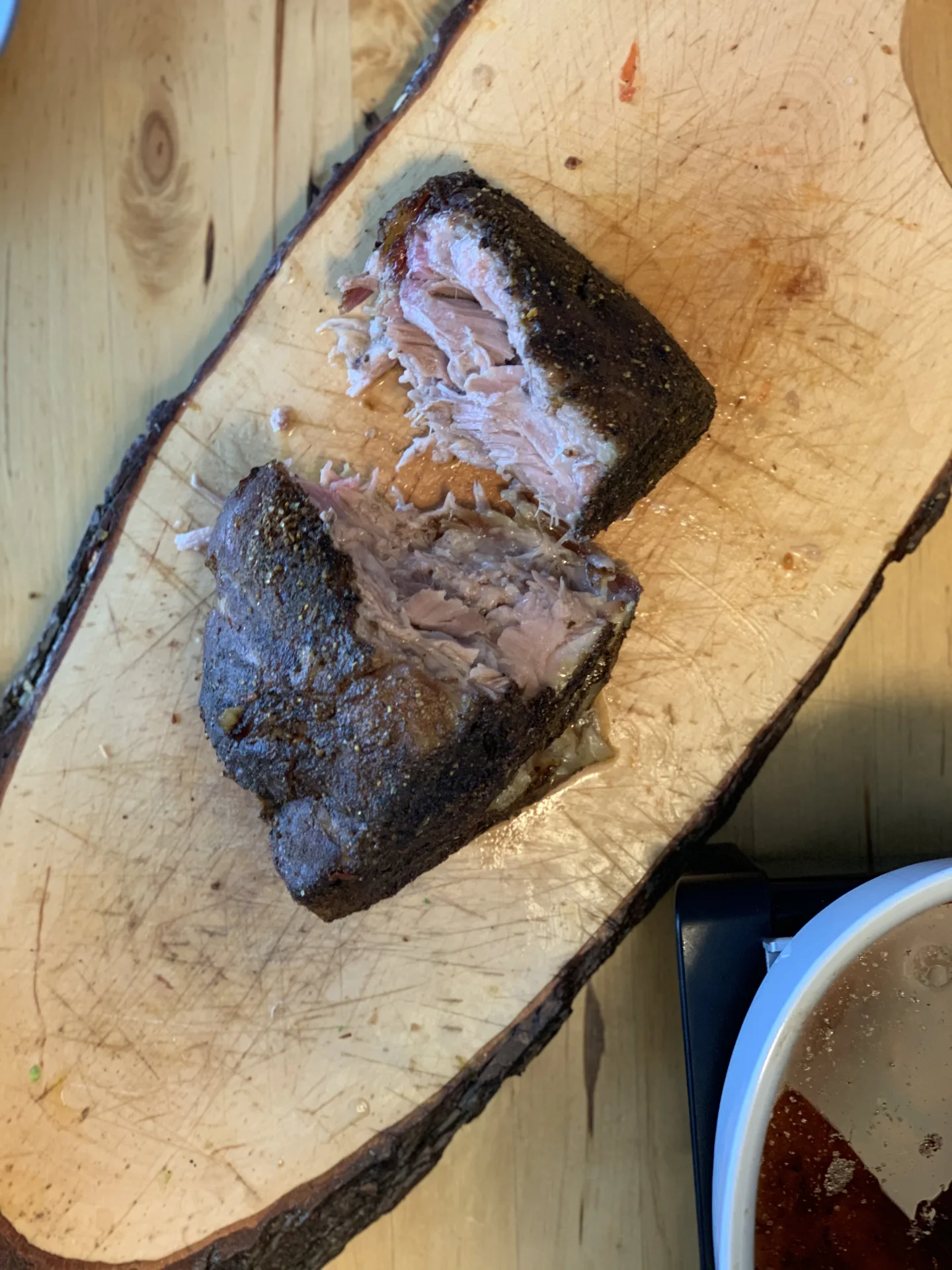 Aufgeschnittenes Brisket mit sichtbarem Smoke-Ring und dunkler Bark