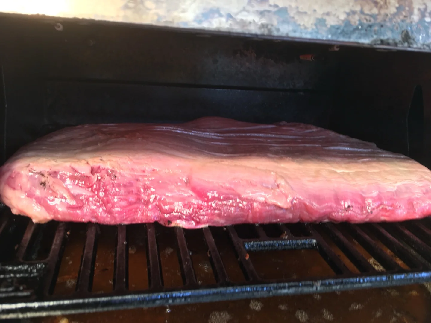 Brisket auf Smoker-Grill in seitlicher Ansicht mit dunkler Kruste