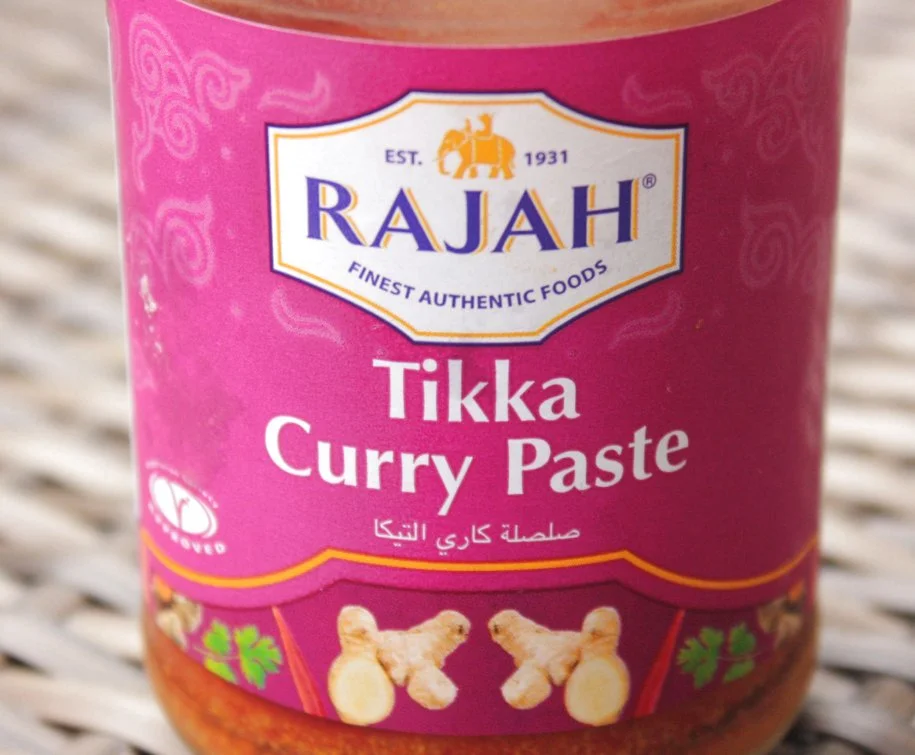 Zutaten für die Chicken Tikka Marinade mit Gewürzmischung und Joghurt