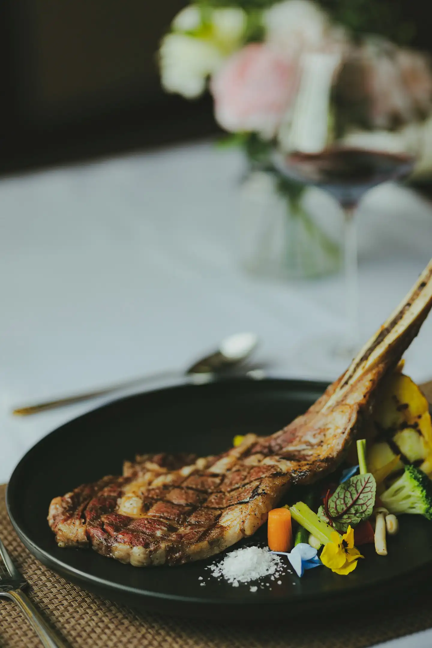 Côte de Boeuf Fine Dining Atmosphäre auf schwarzem Teller