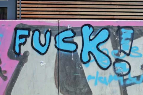 Graffiti an einer Wand in Eimsbüttel — Straßenkunst im Kiez