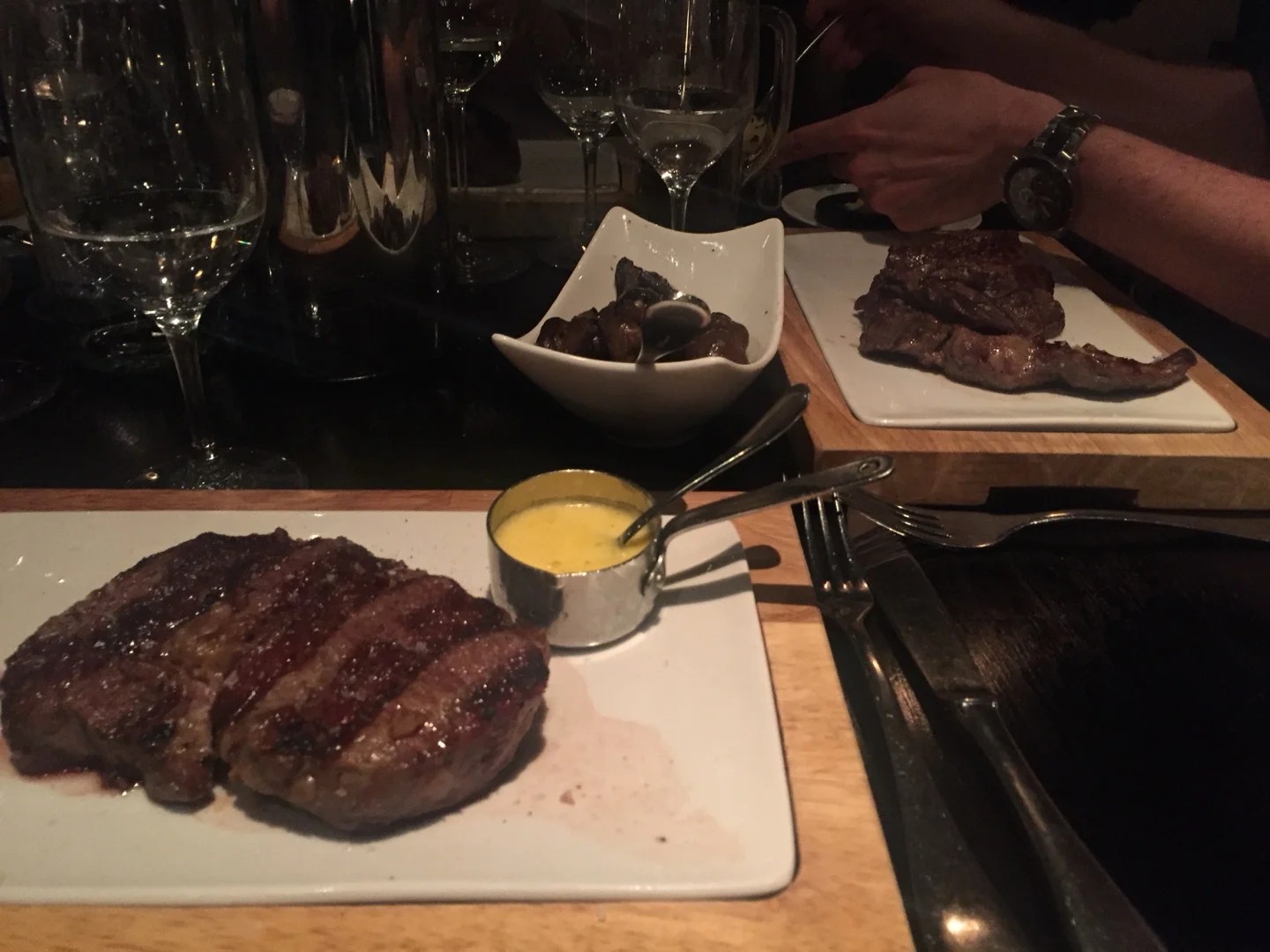 Entrecote mit Champignons angerichtet, Restaurant-Setup