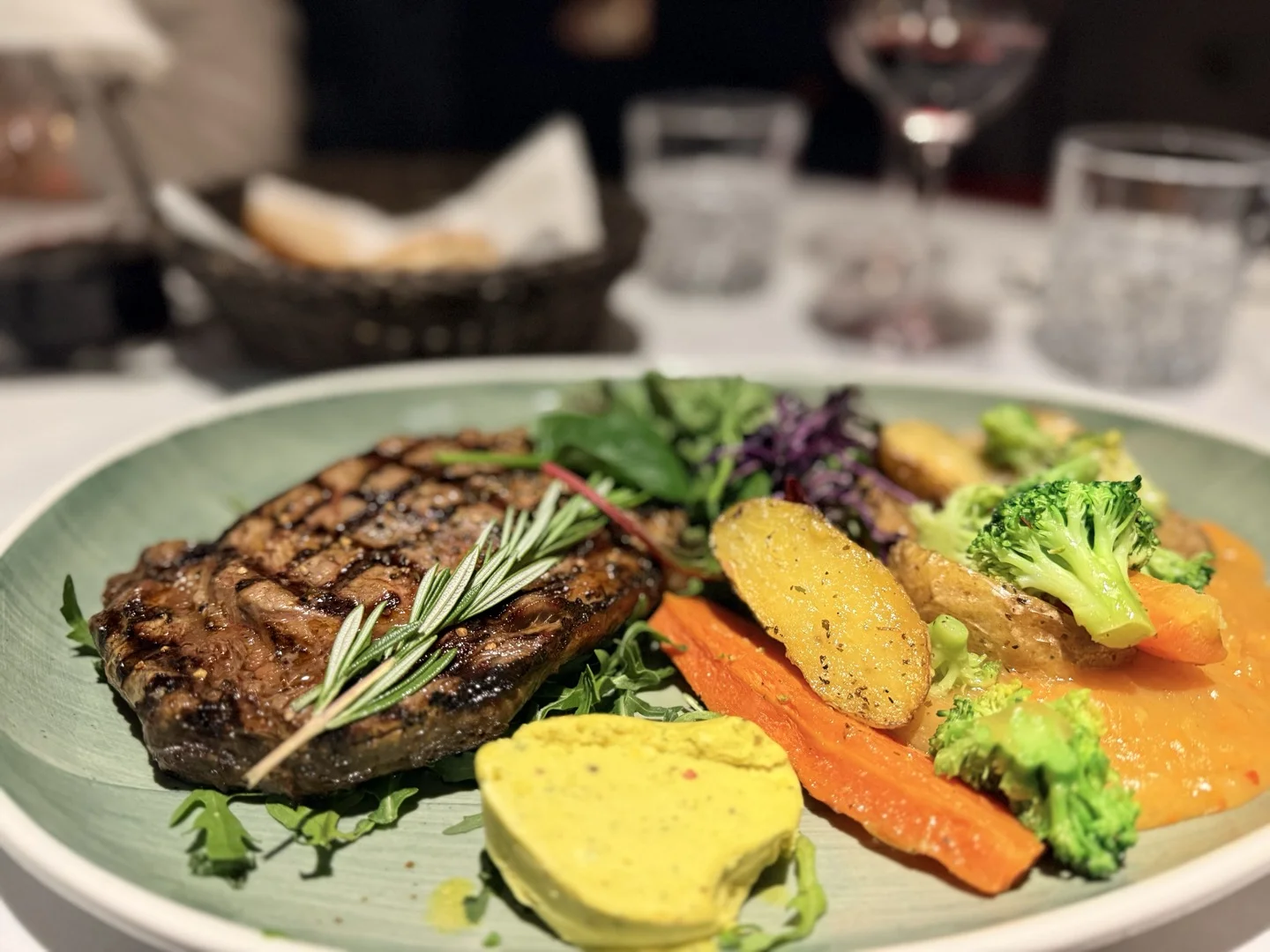 Entrecote mit gegrilltem Gemüse auf Teller