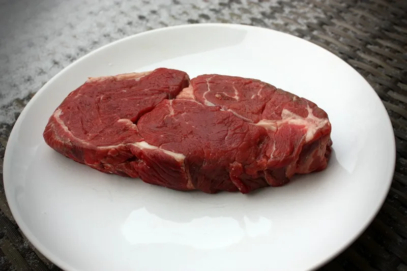 Rohes Entrecote mit sichtbarer Marmorierung