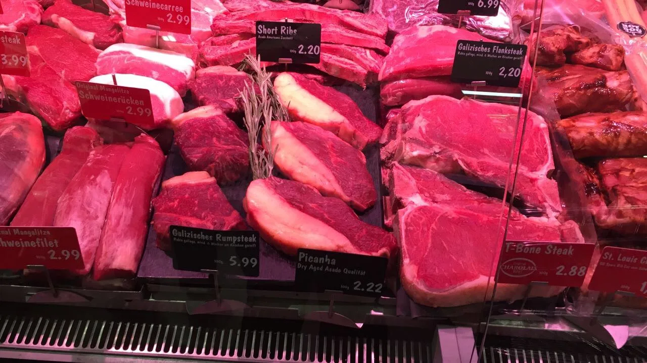 Fleischtheke in der klassischen Metzgerei mit Rindfleisch-Cuts