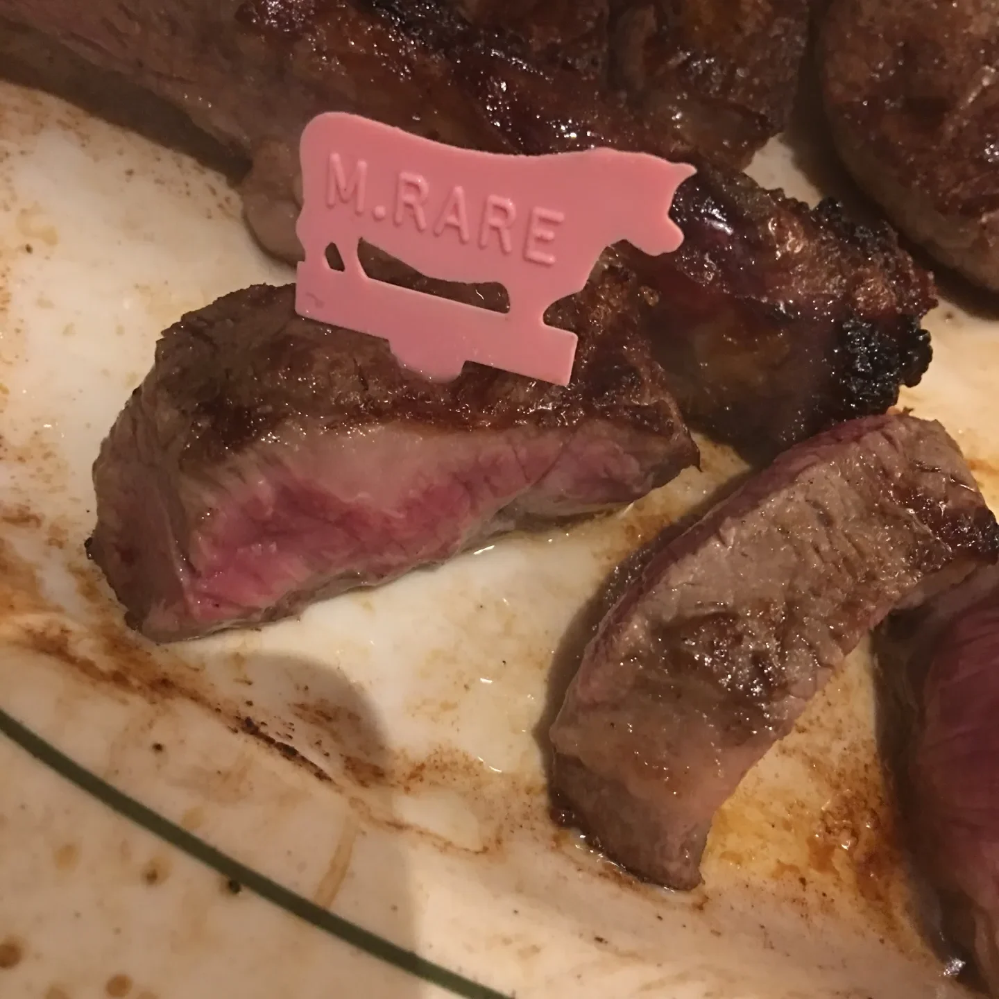 Steak-Anschnitte mit pinken M.RARE Garstufen-Markern aus der Profi-Kueche