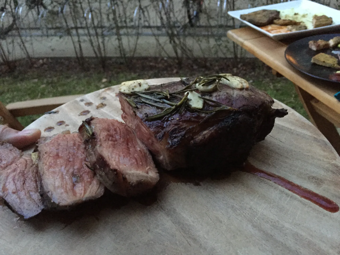 Grill im Garten mit Rosmarin und frischen Kraeutern