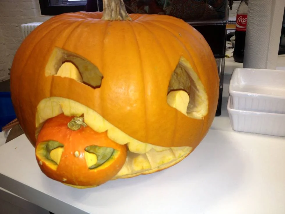 Halloween-Kürbis fertig geschnitzt beleuchtet von innen mit Gesicht