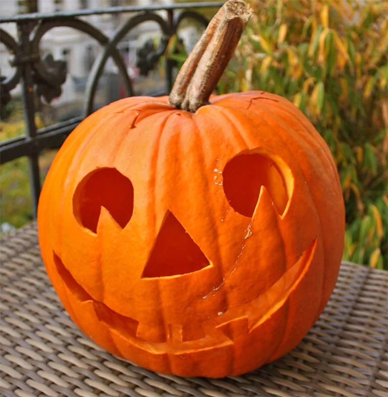 Halloween-Kürbis fertig ausgestochen mit Gesicht bei Tageslicht