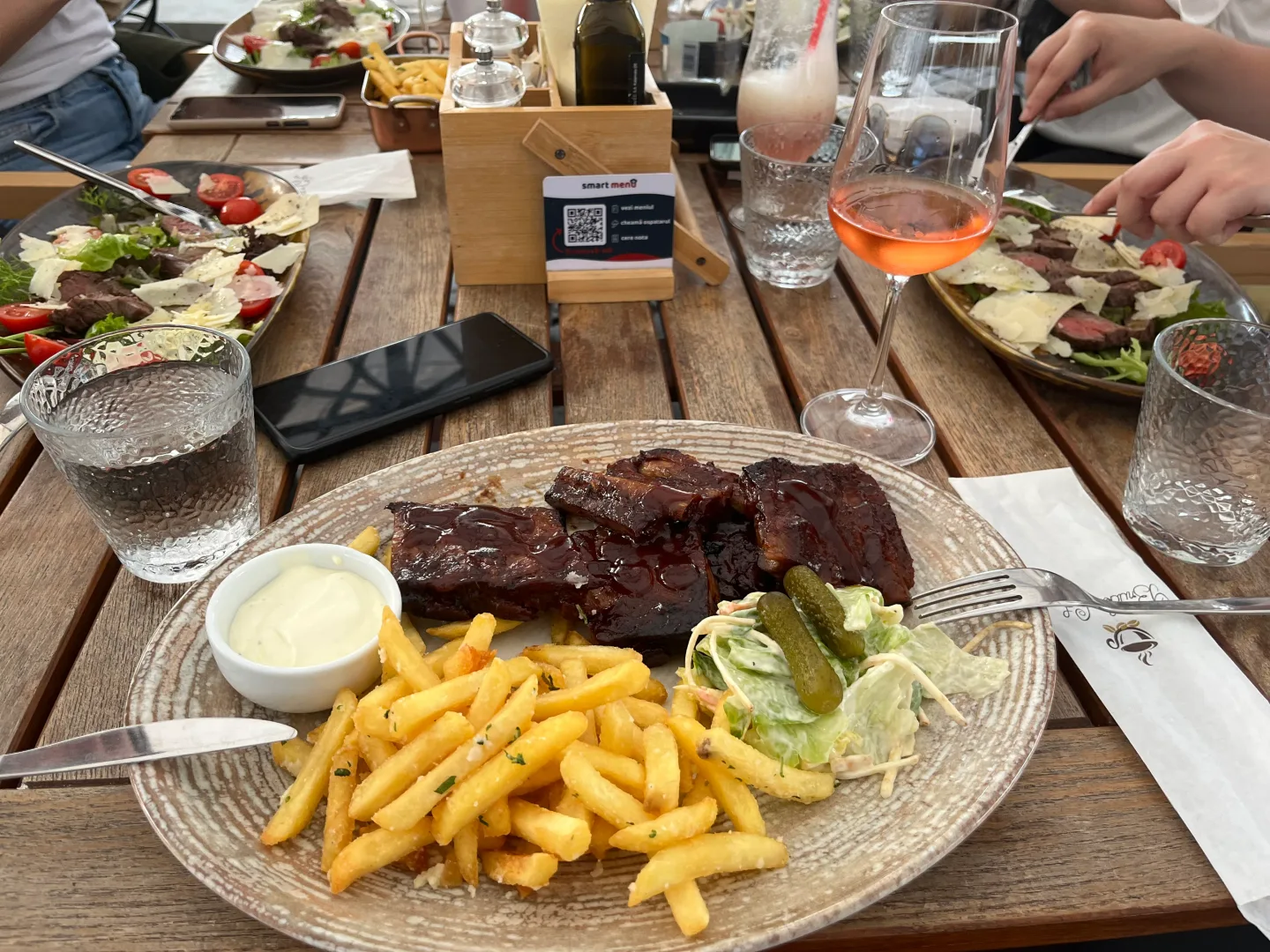 Steak-Teller im Restaurant als iPhone-Foto