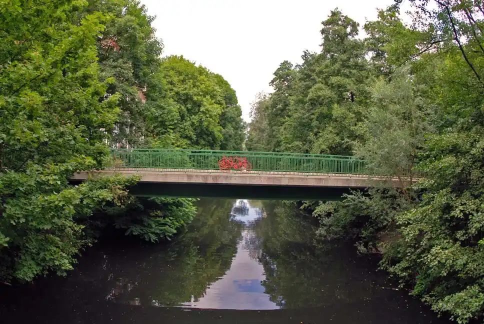 Kaifu-Brücke in Hamburg-Eimsbüttel — markante Brücke über den Kanal