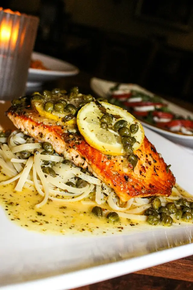 Lachsfilet auf Spaghetti mit Kapern und Zitrone von oben
