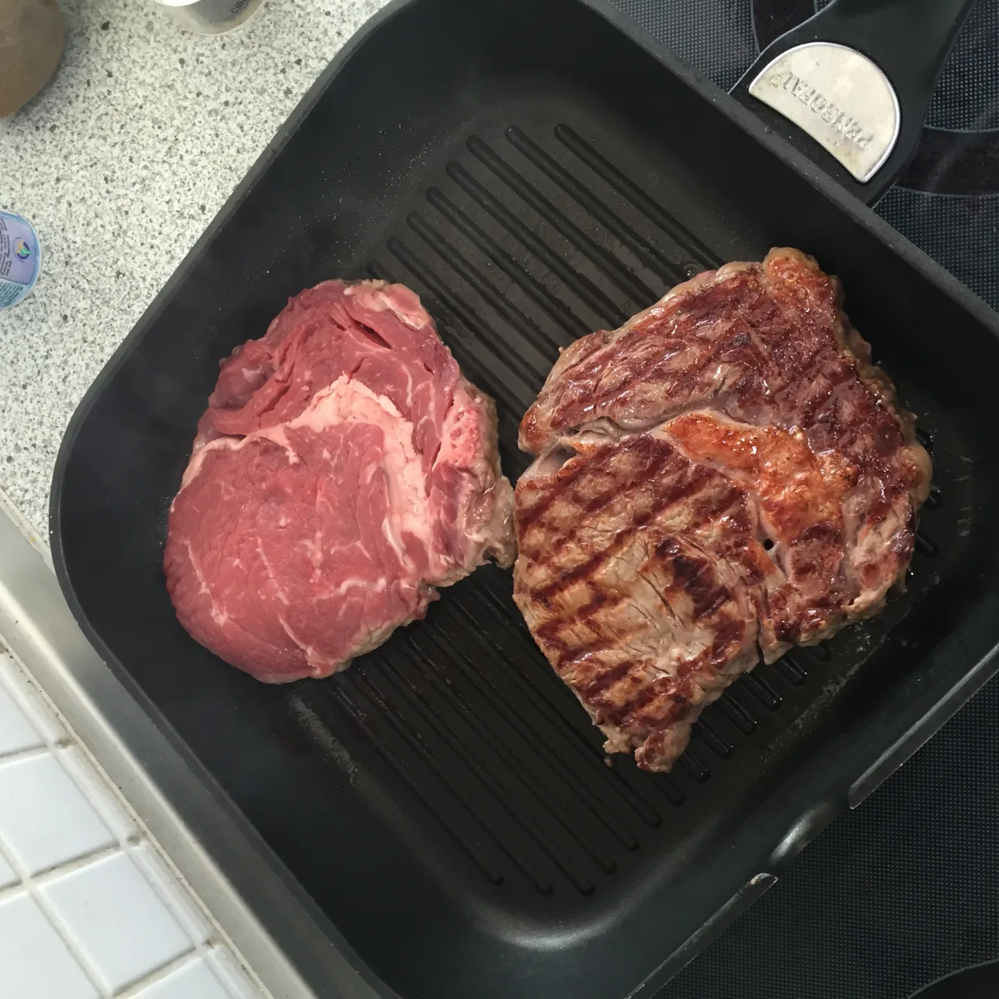 Angebratenes Tri Tip in der Pfanne, vor dem Ofengang