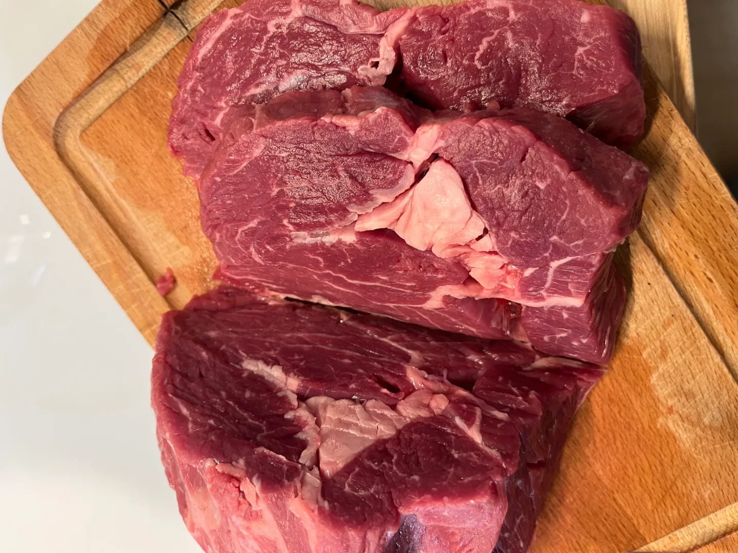 Rohes Steak auf Holzbrett bereit zum Braten