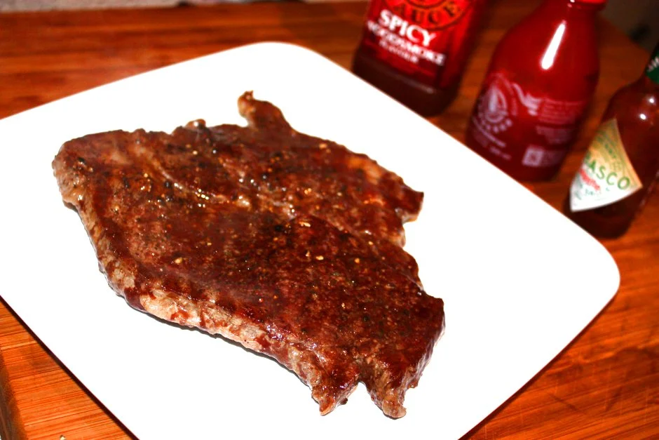 Fertig zubereitetes Nackensteak mit Beilagen auf dem Teller