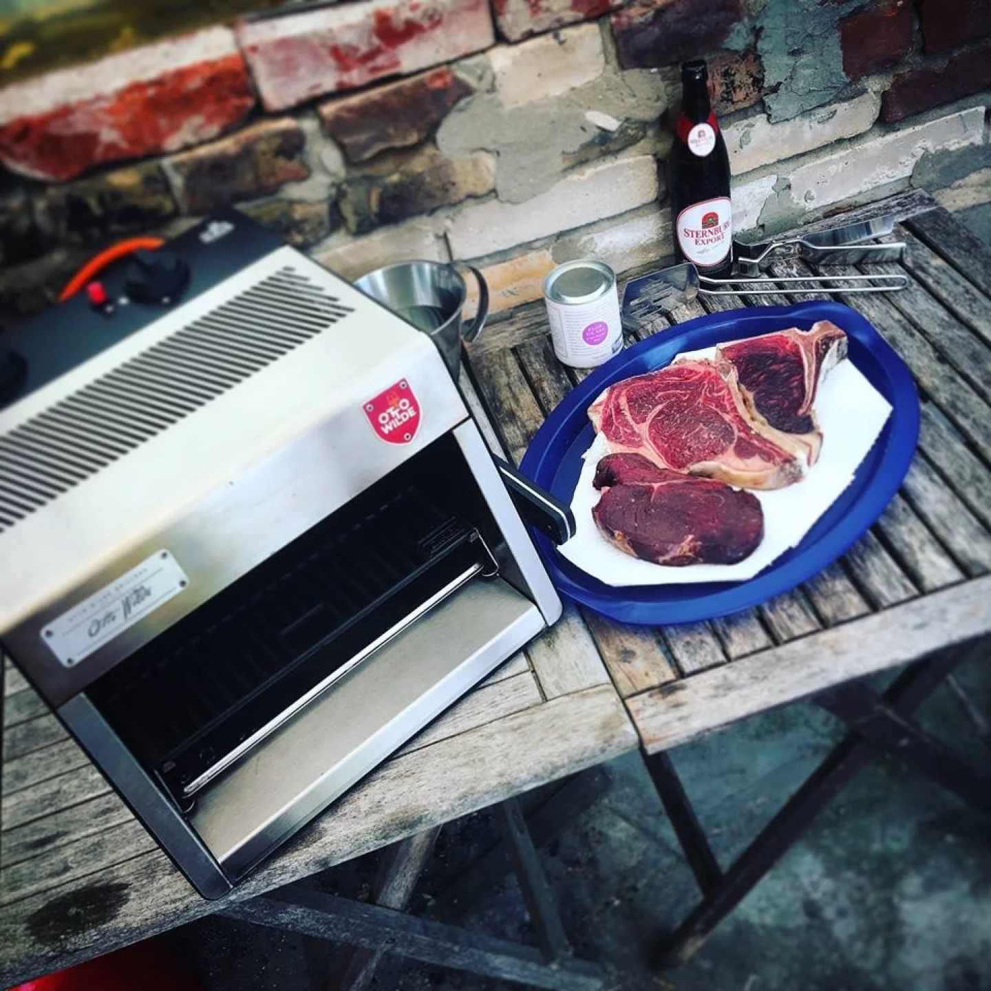 T-Bone Steaks neben Otto Wilde Oberhitze-Grill mit Sternburg Bier