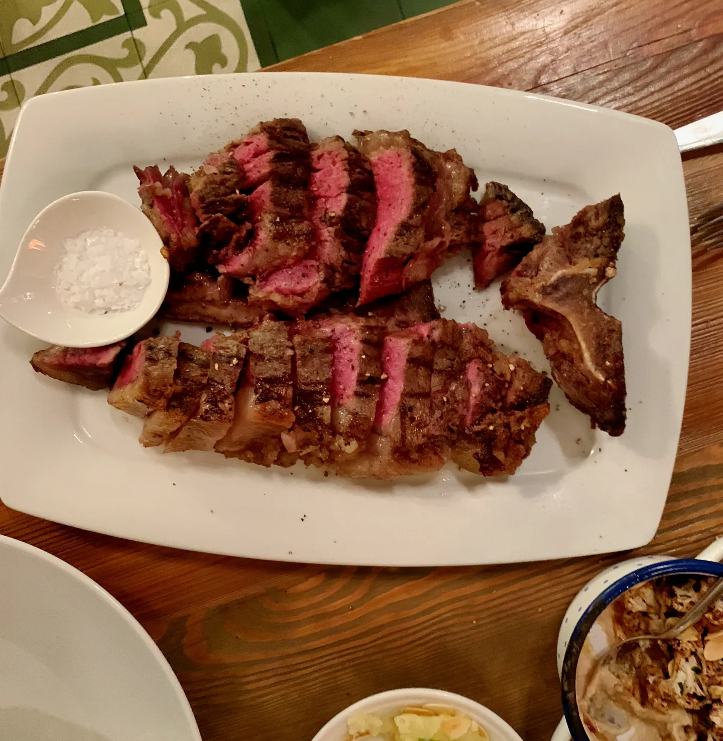Aufgeschnittene Porterhouse-Steaks mit Meersalz von oben