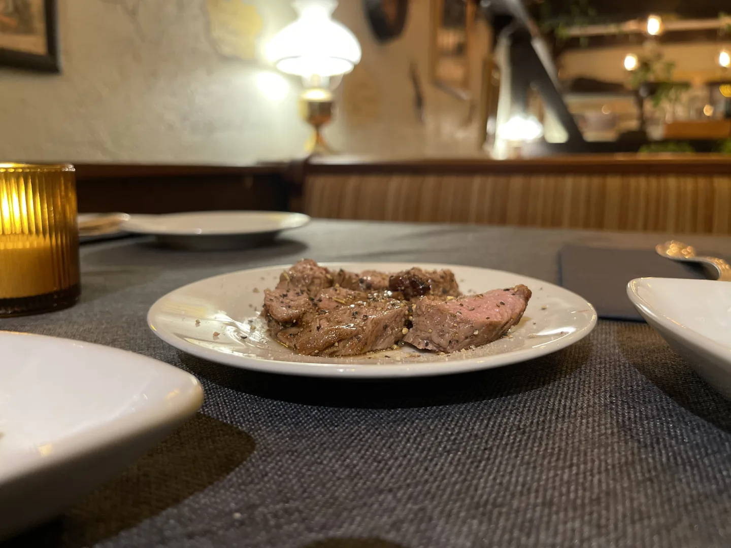 Aufgeschnittenes Steak auf Teller in atmosphaerischem Restaurant