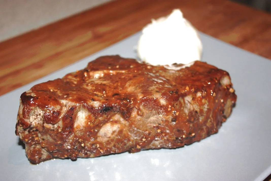 Ganzes Roastbeef am Stück nach dem Garen im Ofen