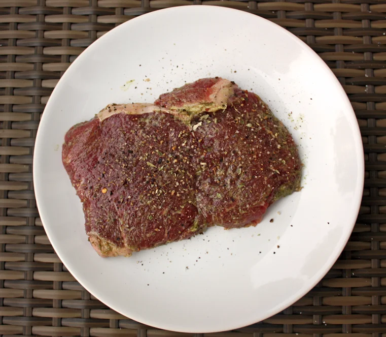 Rumpsteak roh mit Marinade aus Sweet Baby Ray's Barbecue Sauce