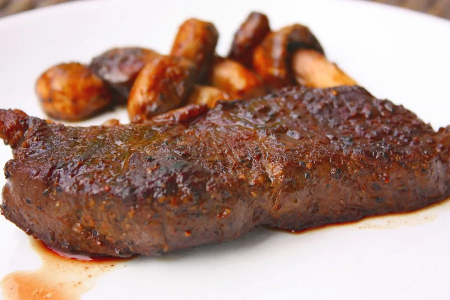 Rumpsteak mariniert — klassische BBQ-Marinade aus Tomatenmark, Paprika und BBQ-Sauce