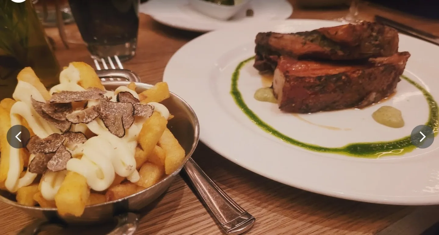 Fine-Dining Short Rib mit Trüffel-Pommes und Chimichurri