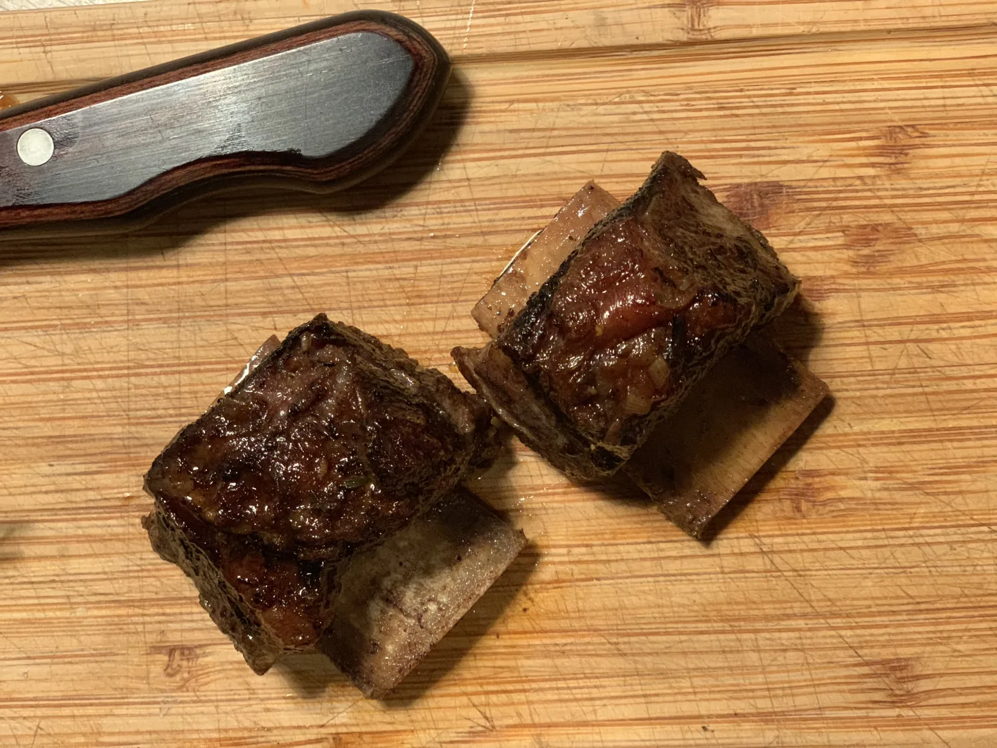 Bone-In Short Ribs Nahaufnahme mit karamellisierter BBQ-Oberfläche