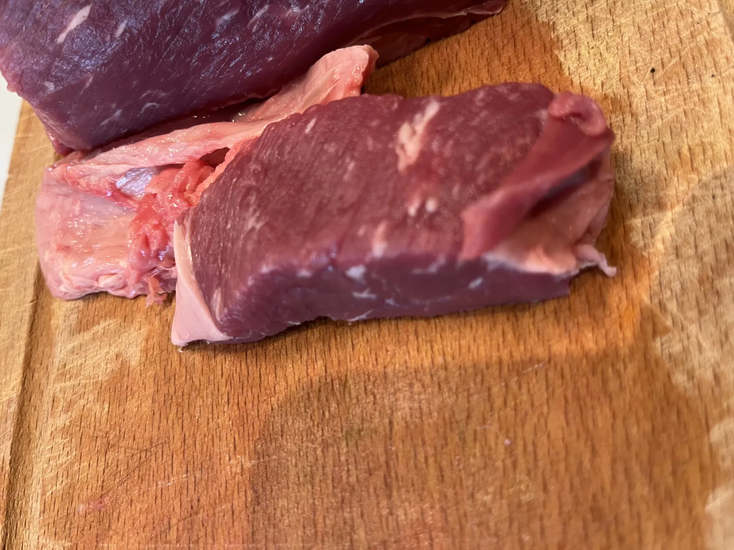 Zwei rohe Sirloin-Steaks auf Holzschneidebrett
