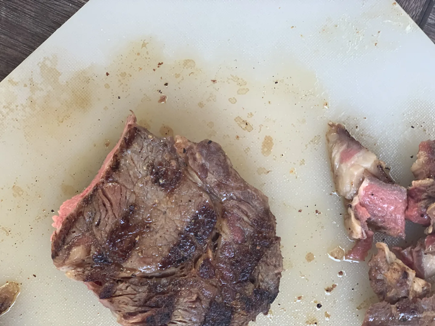 Gegrilltes Steak auf Schneidebrett mit Anschnitt zeigt Medium-Garung