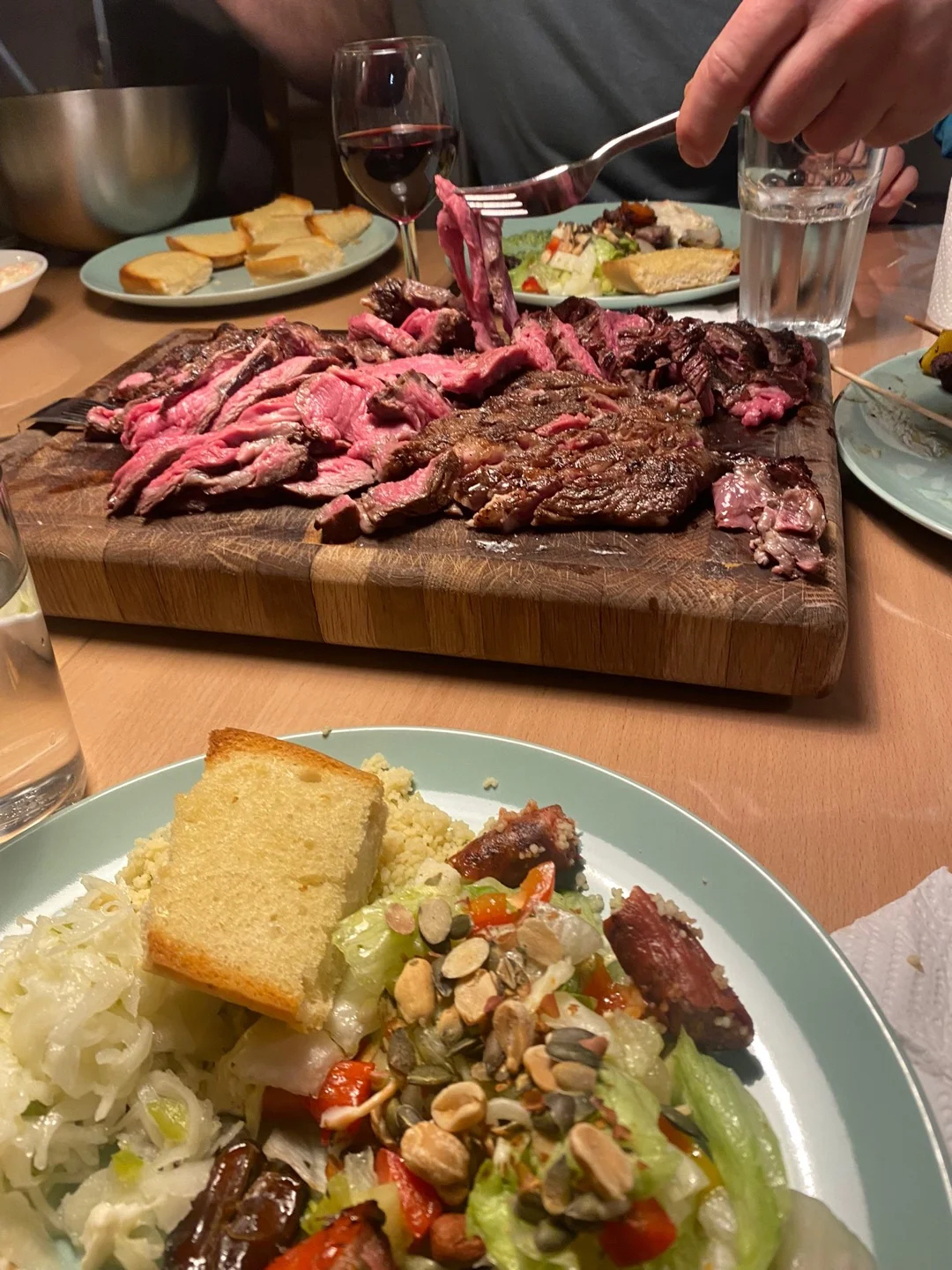 Steak auf Holzbrett beim Garten-Dinner mit rustikaler Atmosphäre