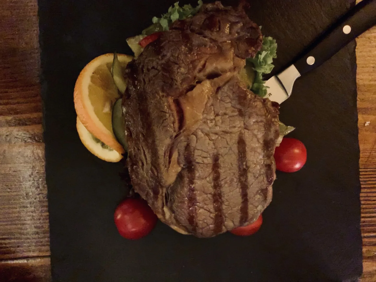 Gegrilltes Steak mit Grillstreifen auf Schieferplatte garniert