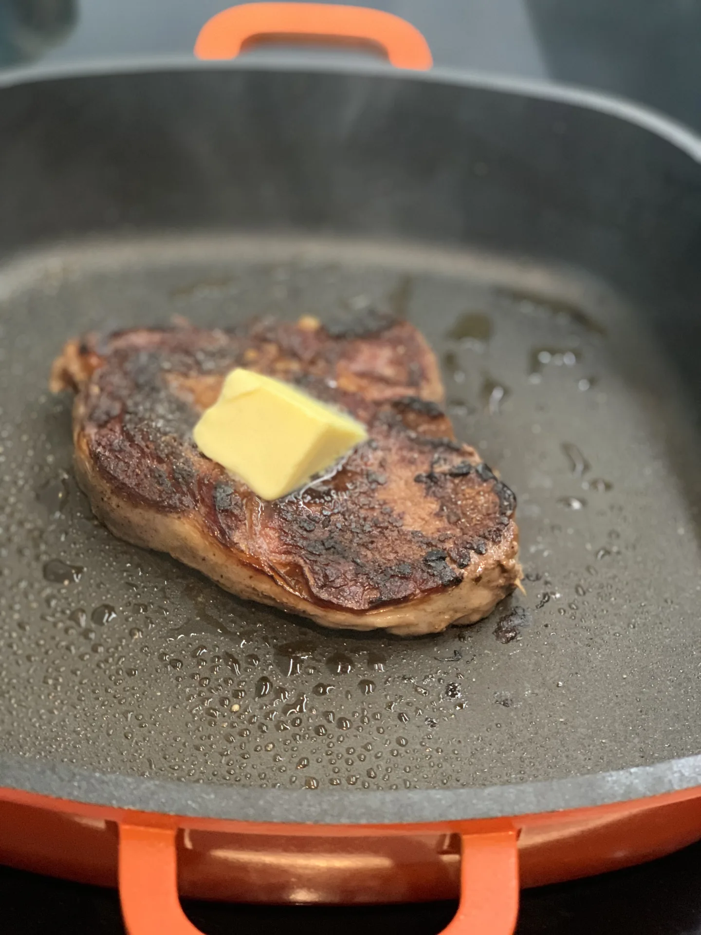 Steak in gusseiserner Pfanne mit Butterstück und perfekter Kruste