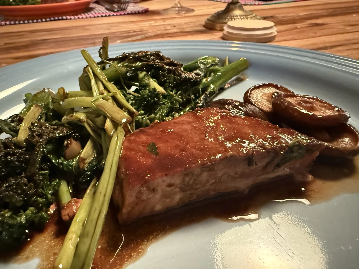 Striploin-Steak mit Broccolini und Shiitake-Pilzen angerichtet