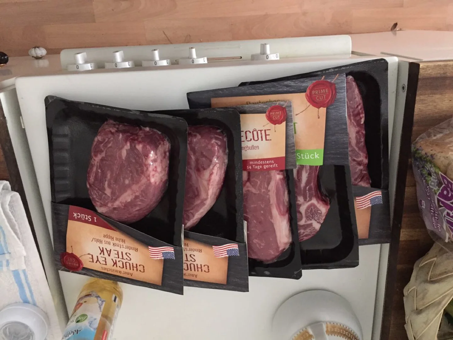 Drei Supermarkt-Steaks von Prime Cut in Vakuum-Verpackung — Chuck Eye und Entrecote