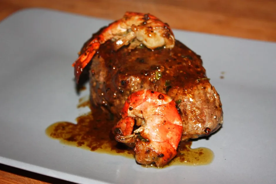 Surf and Turf Zubereitung — Garnelen in der Pfanne mit Steak-Brataroma
