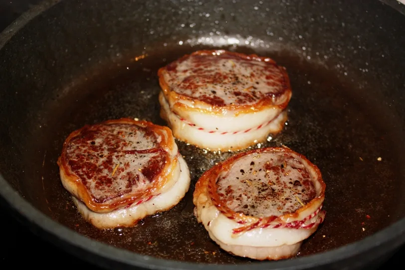 Hueftsteaks braten in der Pfanne mit Speckmantel