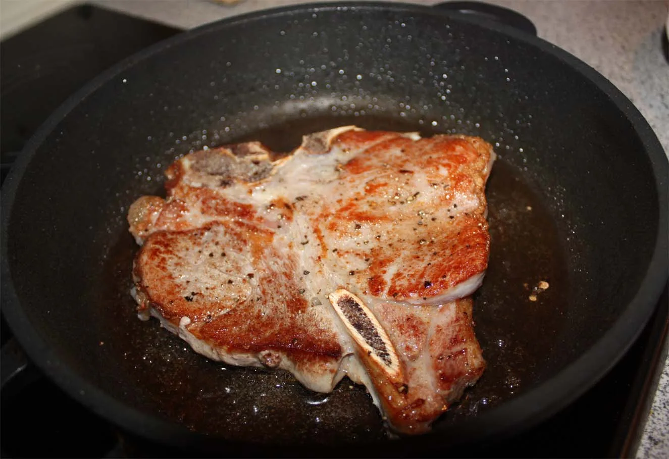 Originalfoto von Norman: T-Bone-Steak in der Pfanne